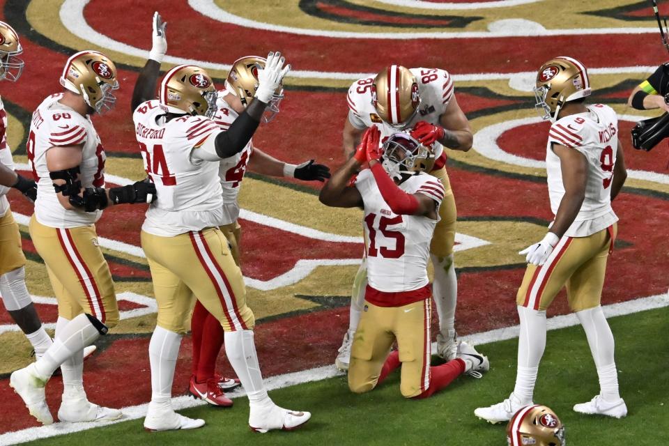 Jauan Jennings (15) de los 49ers de San Francisco celebra tras anotar ante los Chiefs de Kansas City durante el segundo tiempo del Super Bowl 58, el domingo 11 de febrero de 2024, en Las Vegas. (AP Foto/David Becker)