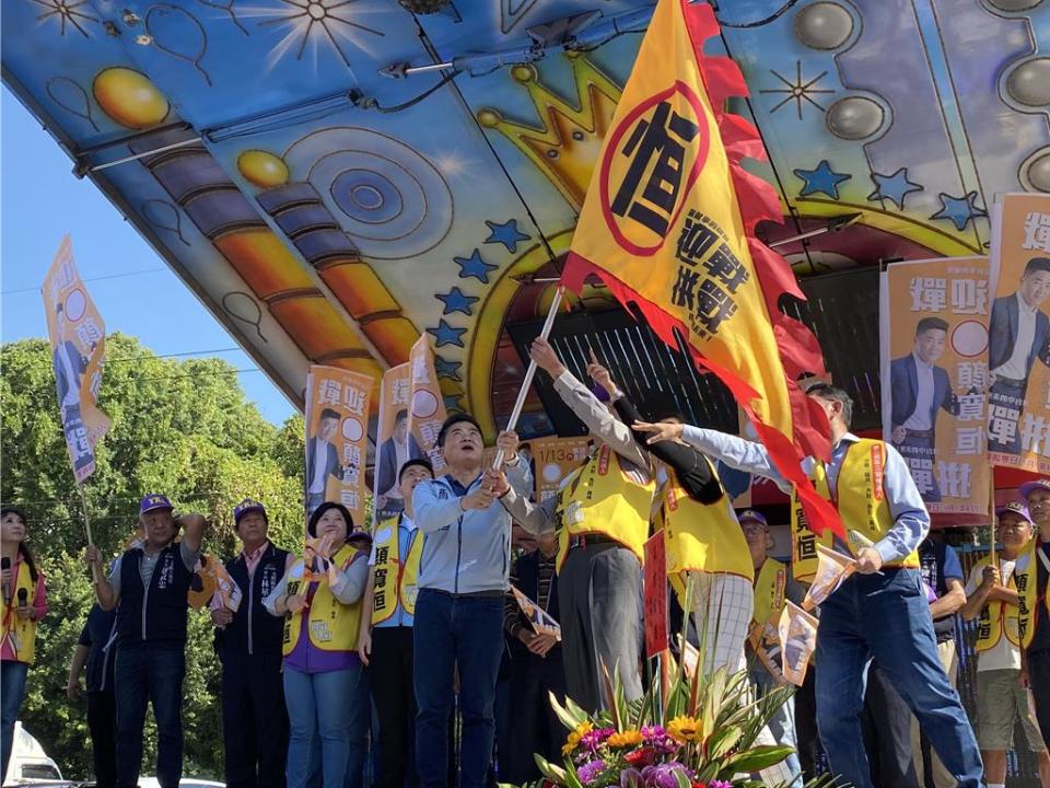 國民黨立委參選人顏寬恒9日舉行大肚區後援會成立大會，台上授戰旗，現場支持者高喊「當選！」，場面熱鬧。（張妍溱攝）