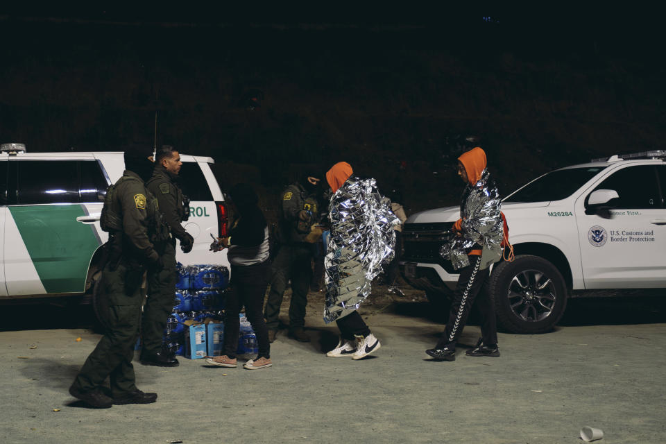 Un campamento de migrantes entre los muros fronterizos que separan a San Diego de Tijuana, México, el jueves 11 de mayo de 2023. (Mark Abramson/The New York Times)
