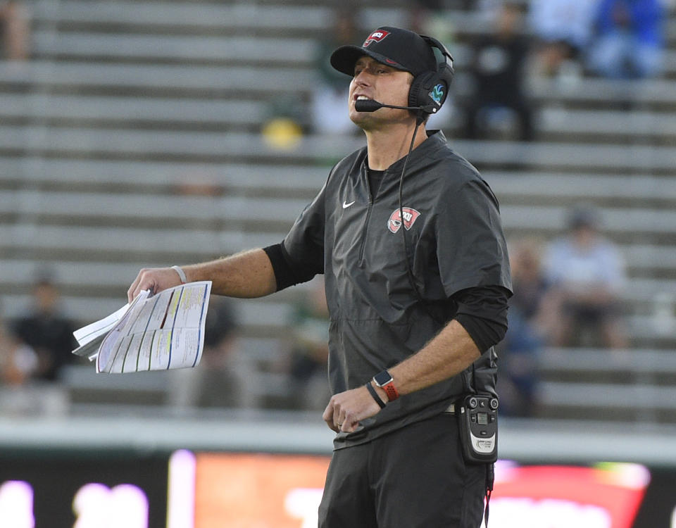 CHARLOTTE, NC - OCTOBER 13: C-USA Western Kentucky Hilltoppers head coach Mike Sanford, Jr calls the play to the team during the fourth quarter in a game between the Western Kentucky Hilltoppers and the Charlotte 49er's on October 13, 2018 at Jerry Richardson Stadium in Charlotte, NC. (Photo by Steve Roberts/Icon Sportswire via Getty Images)