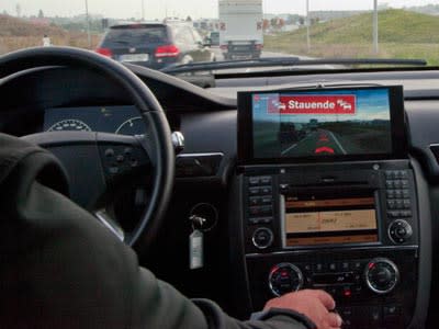 Mercedes hat ein Navi mit Live-Bild vorgestellt. (Bild: Daimler)