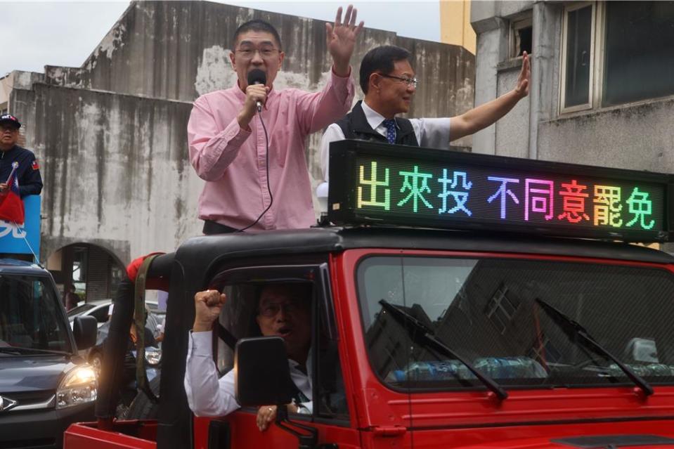 民眾黨立委張啟楷、林國成11日下午陪同基隆市長謝國樑車掃。林國成表示，民眾黨全黨一致支持謝國樑，呼籲支持者13日出門投下不同意罷免票。（徐佑昇攝）