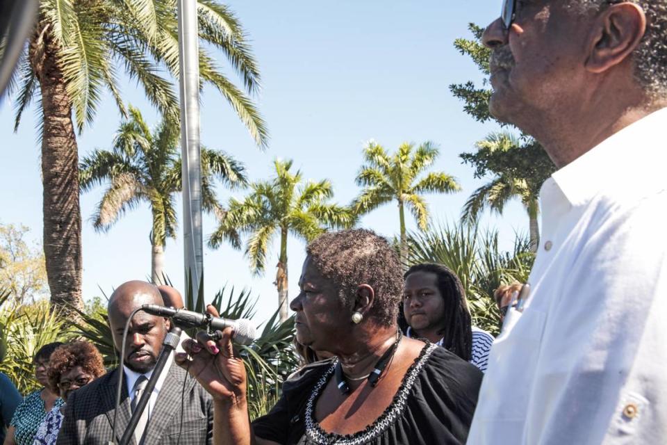 Residentes de Coconut Grove hablan en apoyo de las nuevas normas de construcción en la zona frente al Ayuntamiento de Miami en febrero de 2019.