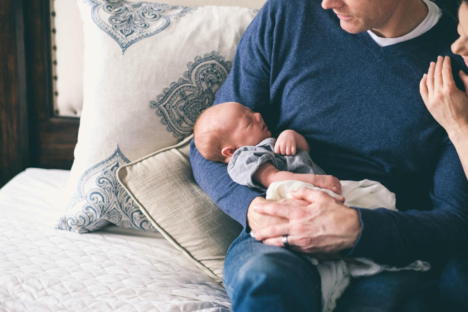 <p>Es normal que quieras proteger a tu bebé durante los primeros meses, pero el paseo diario lo recomiendan todos los pediatras. “Viene bien al bebé, ya que podrá recibir múltiples estímulos y, además, la claridad del sol le ayudará a sintetizar la vitamina D”, explicó Sara Cañamero. (Foto: <a rel="nofollow noopener" href="https://pixabay.com/" target="_blank" data-ylk="slk:Pixabay;elm:context_link;itc:0;sec:content-canvas" class="link ">Pixabay</a>). </p>