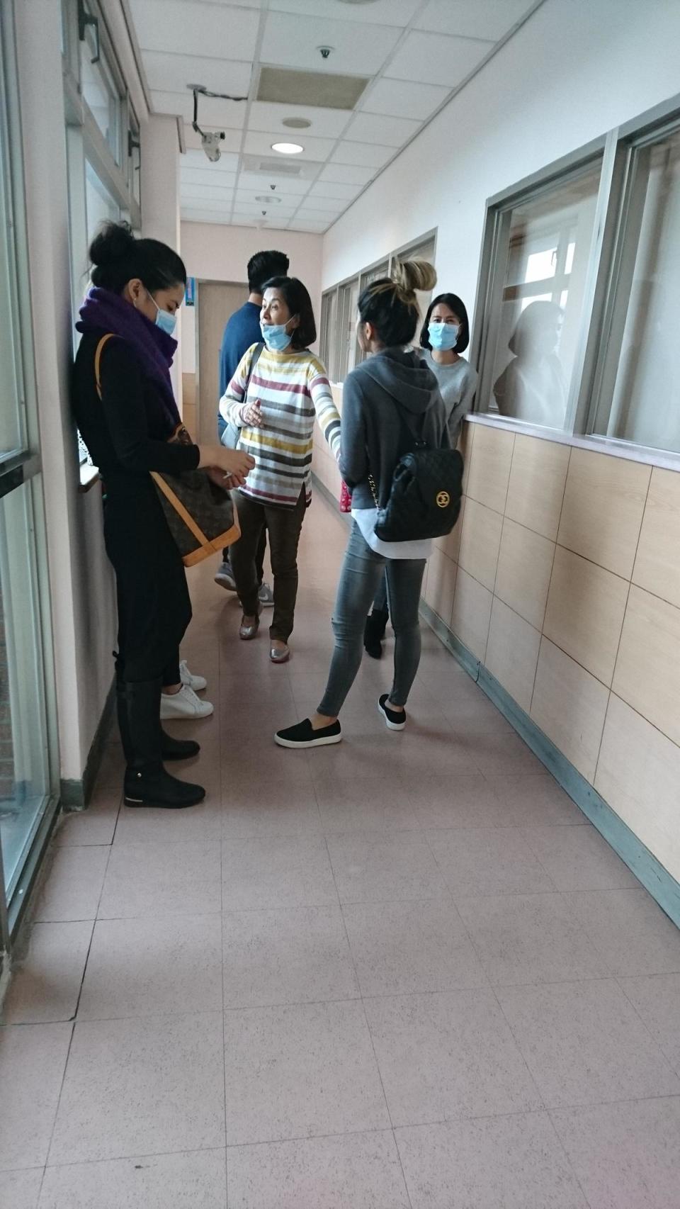 彭雪芬和親家母郭惠文、親友一同在嬰兒房前等待，就為看孫兒一面。