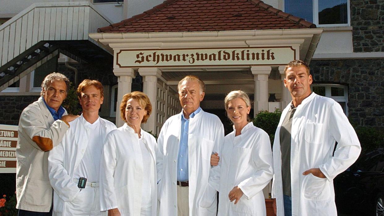 Christian Kohlund (l-r), Alexander Wussow, Gaby Dohm, Klausjürgen Wussow, Eva Habermann und Sascha Hehn bei den Dreharbeiten für die Jubiläumssendung der «Schwarzwaldklinik» (2004.