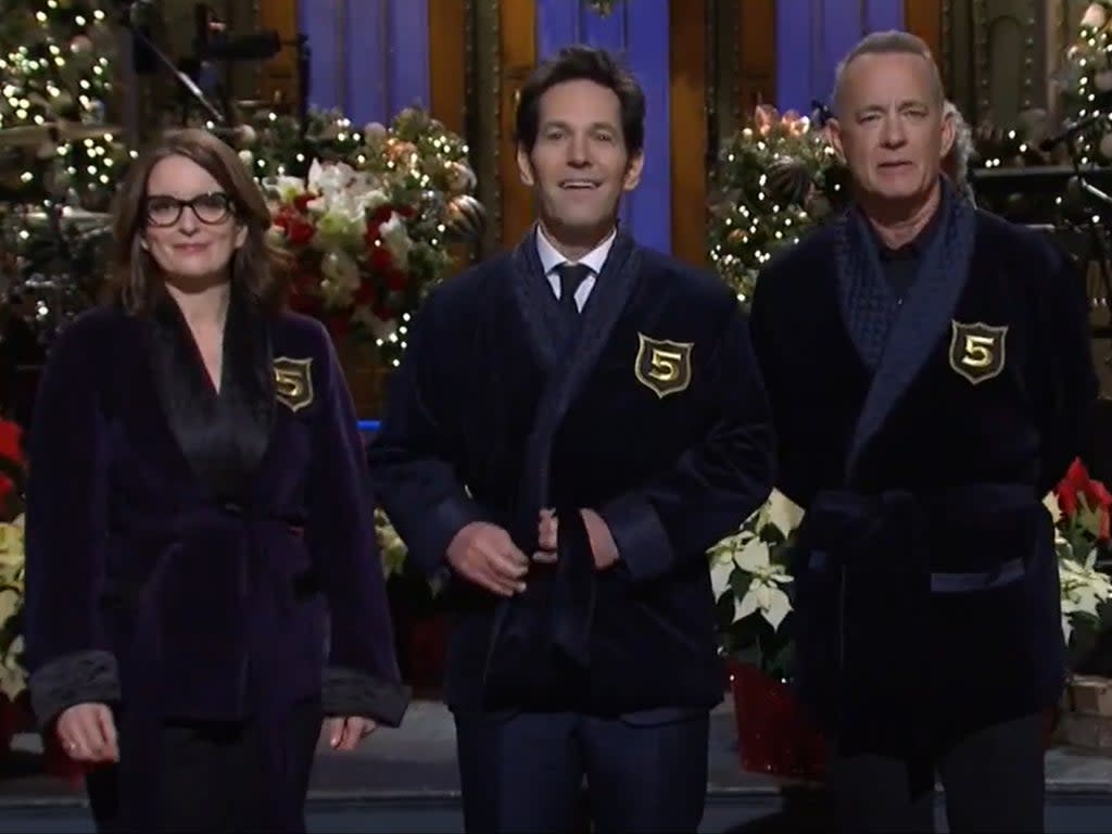 Tina Fey and Tom Hanks welcome Paul Rudd into the SNL hosts’ ‘Five Timer Club’ (NBC/SNL)