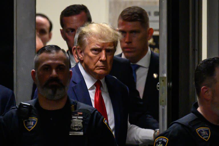 El expresidente estadounidense Donald Trump se abre paso en el interior del Tribunal Penal de Manhattan, en Nueva York, el 4 de abril de 2023.