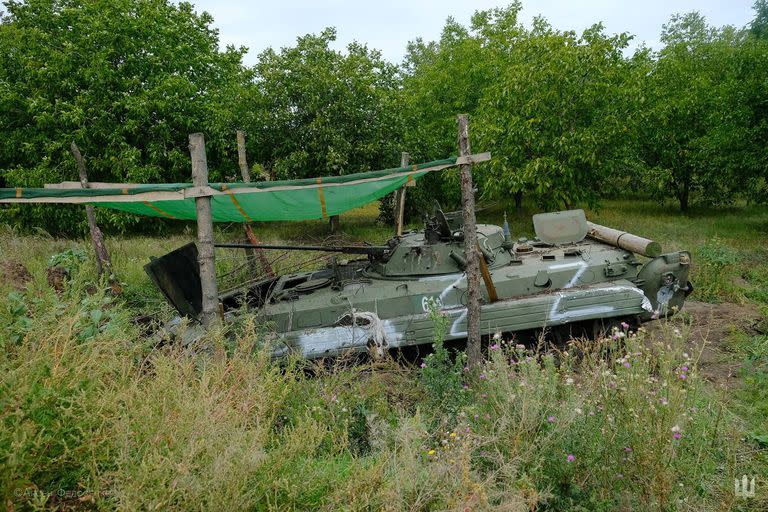 Esta fotografía tomada el 9 de septiembre de 2022 y publicada por el servicio de prensa del Comandante en Jefe de las Fuerzas Armadas de Ucrania el 11 de septiembre de 2022, muestra un vehículo militar ruso abandonado durante la contraofensiva del Ejército Ucraniano en la región de Kharkiv, en medio de la invasión militar rusa de Ucrania