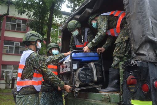 333旅於營區內完成救災裝備整備，單位預置兵力已機動至林邊、佳冬鄉公所，待命應援。（圖／國防部提供）