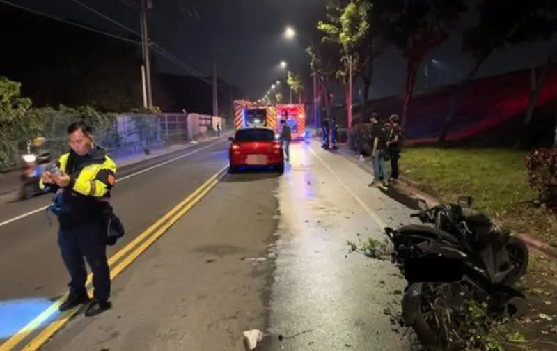 ▲29日深夜，新北板橋發生死亡車禍，王姓男子酒後騎乘腳踏車，與邱姓女機車騎士發生碰撞，邱女摔倒在地又被後方汽車輾壓，卡車底傷勢嚴重緊急送醫搶救，30日凌晨宣告不治。（圖／翻攝畫面）