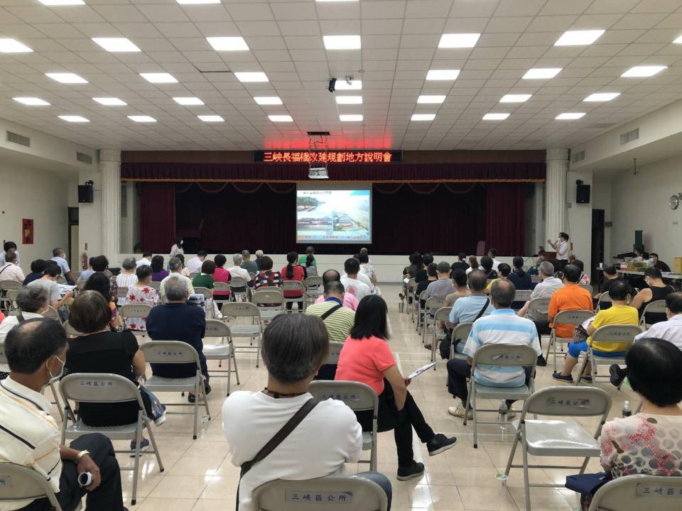 三峽區公所大禮堂辦理里民說明會。   圖：新北市水利局提供