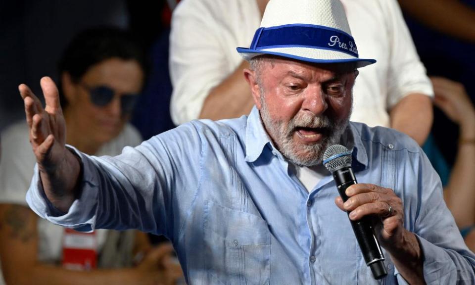 Luiz Inácio Lula da Silva has a lead of up to 17 points over Jair Bolsonaro.