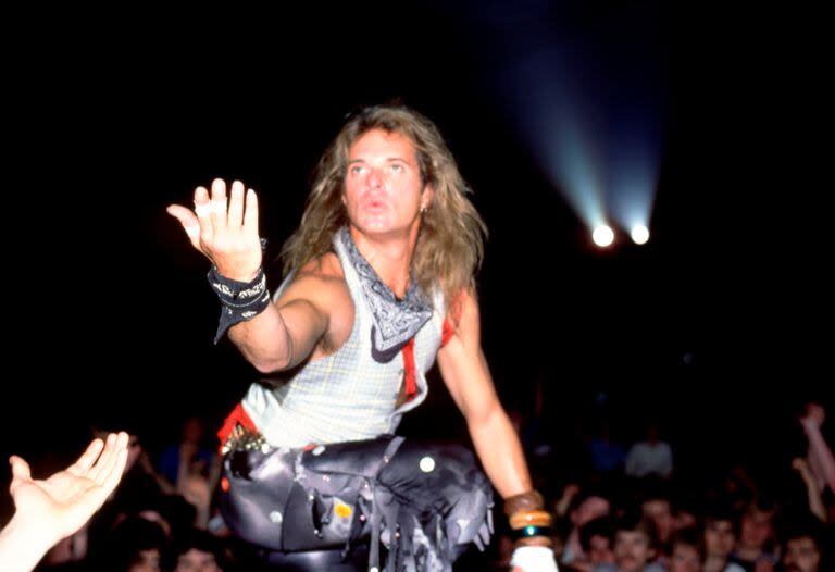 David Lee Roth arenga al público el 5 de abril de 1984, en el Cobo Arena de Detroit