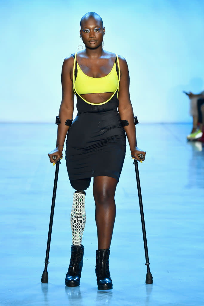 <p>Mama Cax est une amputée, activiste, mannequin et a déjà fini en couverture de <em>Teen Vogue</em>. Elle défile ici pour Chromat lors de la Fashion Week de New York. (Photo: Getty Images) </p>