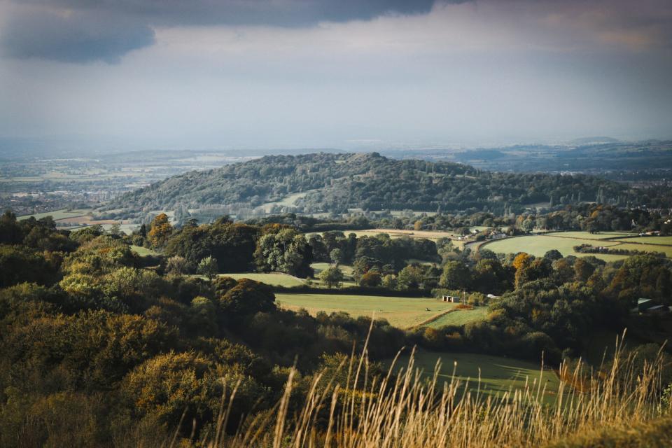 Gloucestershire is a southern part of the English countryside and one of the places that "The Gentlemen" series was filmed in.
pictured: the rolling hills and valleys of Gloucestershire