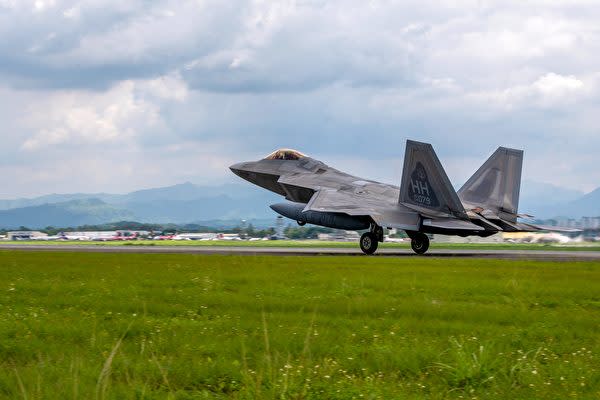 美軍的F-22猛禽戰鬥機降落在菲律賓克拉克空軍基地，投入「應對雷霆23-2」演習（Cope Thunder 23-2）。   圖：翻攝自推特@usairforce