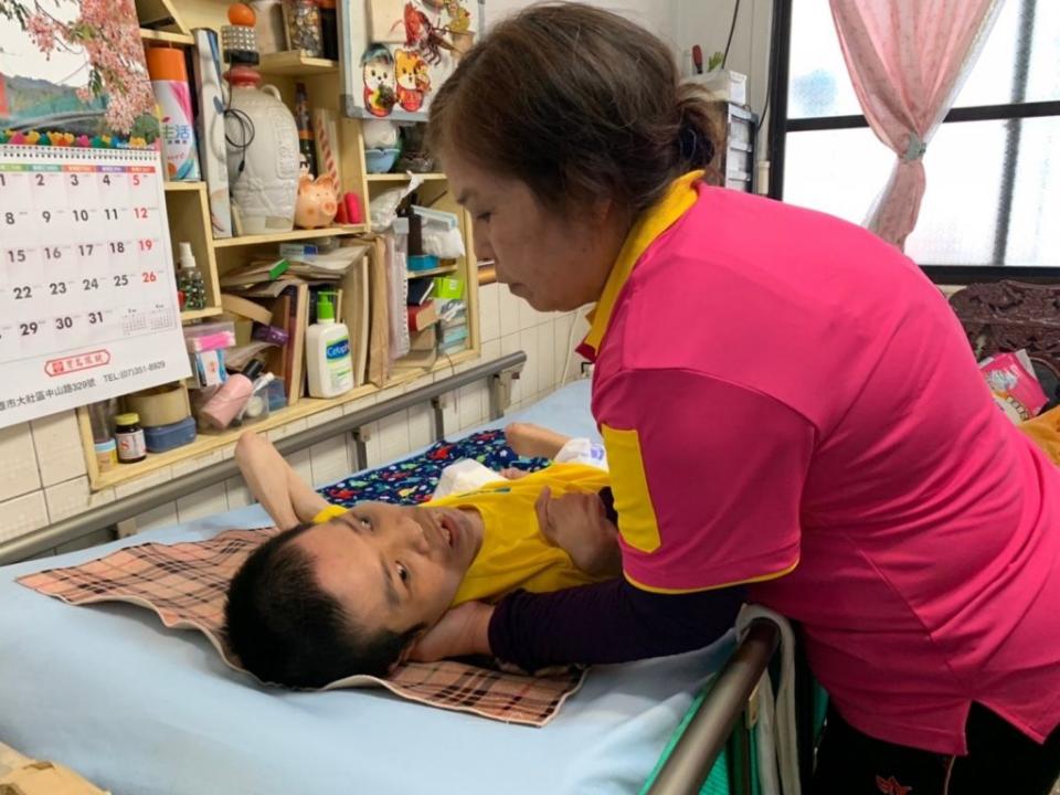 陳媽媽照料植物人兒子四十四年，獲十大傑出愛心媽媽「慈暉獎」。（記者王正平攝）