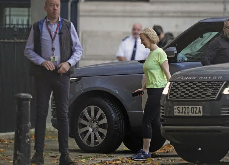 La primera ministra saliente Liz Truss llega a 10 Downing Street vestida de entrecasa