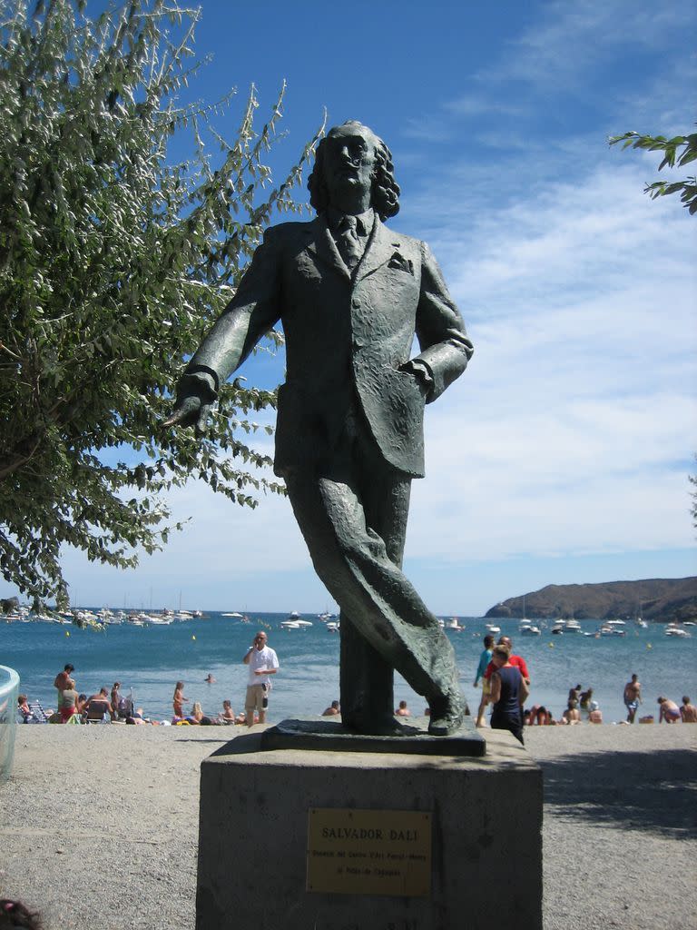 La estatua de Dalí en la costa de Cadaqués