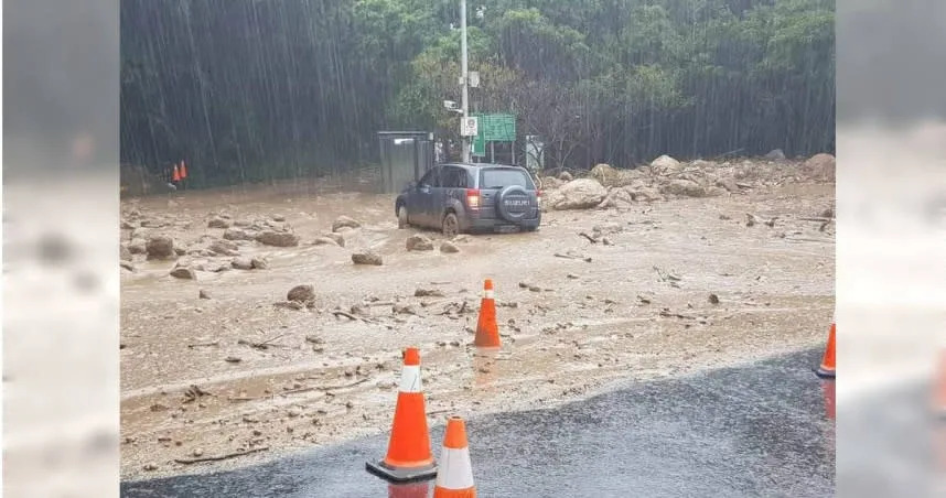 竹子湖里長的箱型車陷入土石流當中。（圖／翻攝畫面）