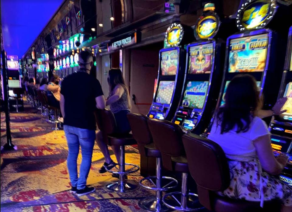 El Casino Flotante, en la ciudad de Buenos Aires, volvió a abrir sus puertas a mediados de noviembre; en los slots instalaron acrílicos separadores, una de las medidas en plena pandemia del coronavirus