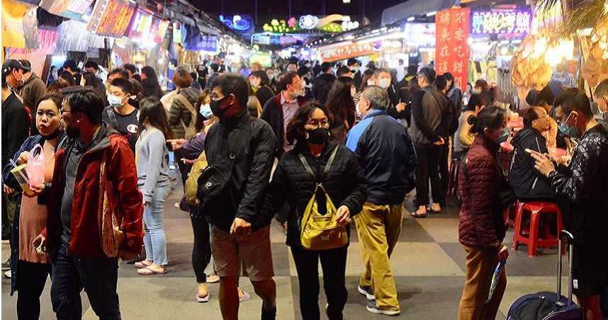 因應疫情，花蓮市知名東大門夜市明天起關閉。（圖／王志偉攝）