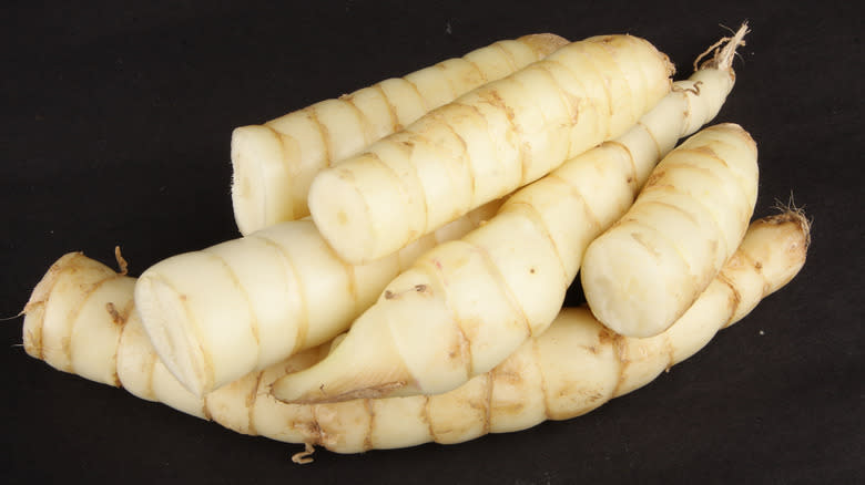 Close-up of whole arrowroot tubers