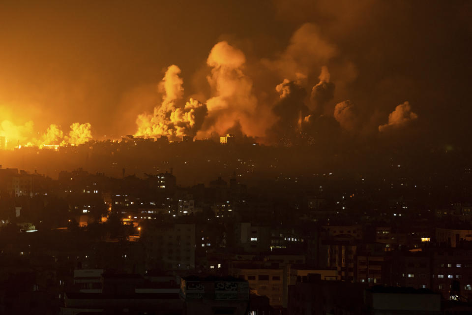 Un ataque aéreo israelí deja un rastro de fuego y humo, en la Ciudad de Gaza, el 8 de octubre de 2023. (AP Foto/Fatima Shbair)