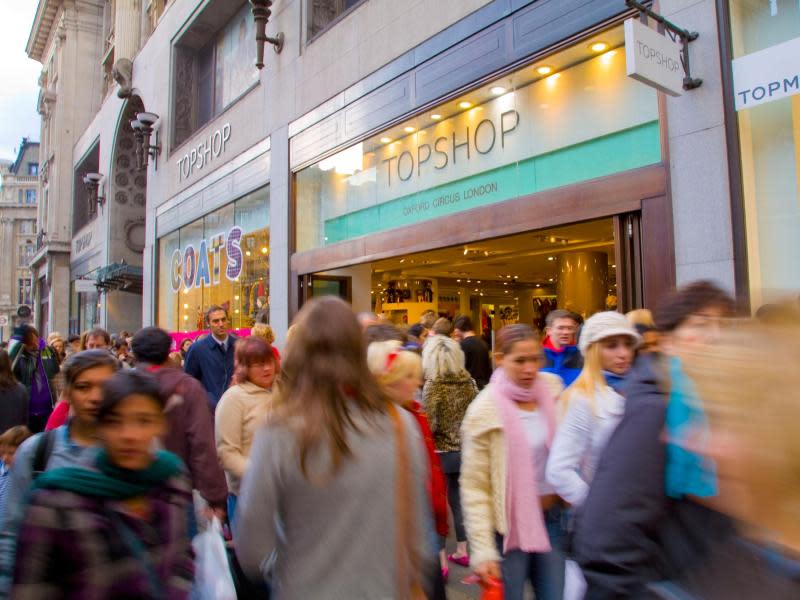 In der Oxford Street wird es selbst auf dem Bürgersteig eng - an Londons Shoppingmeile Nummer eins reiht sich Kaufhaus an Kaufhaus. Foto: Visit London/Pawel Libera