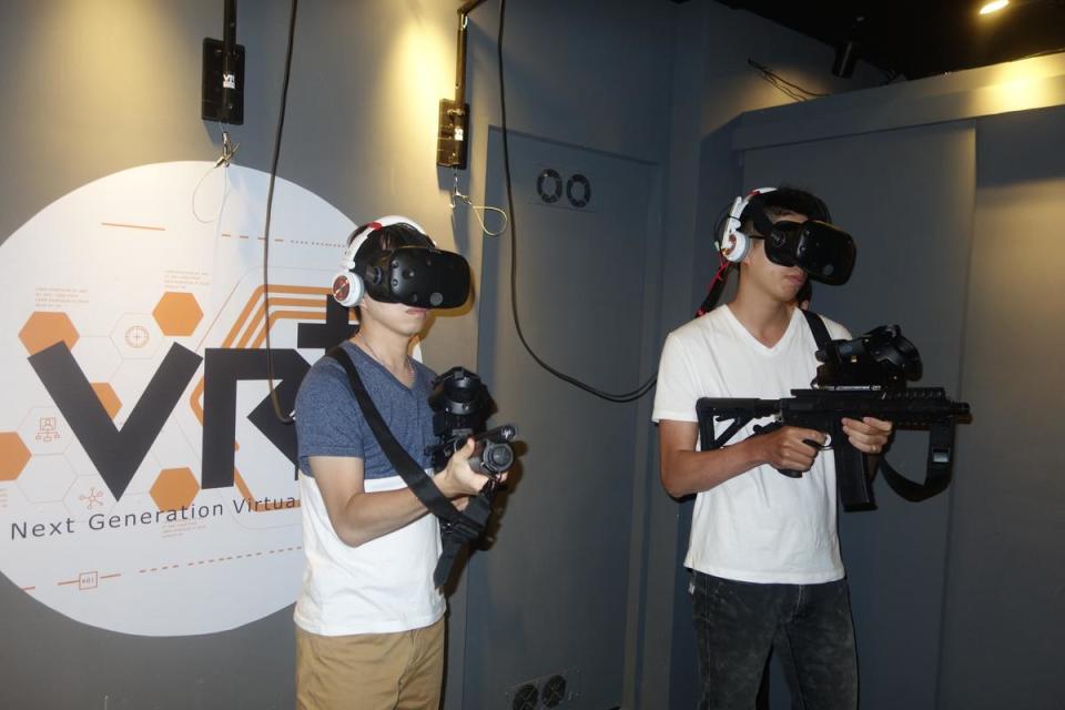 VR+體驗館除了VR眼鏡外，其餘設備包括槍枝都是團隊自行打造。