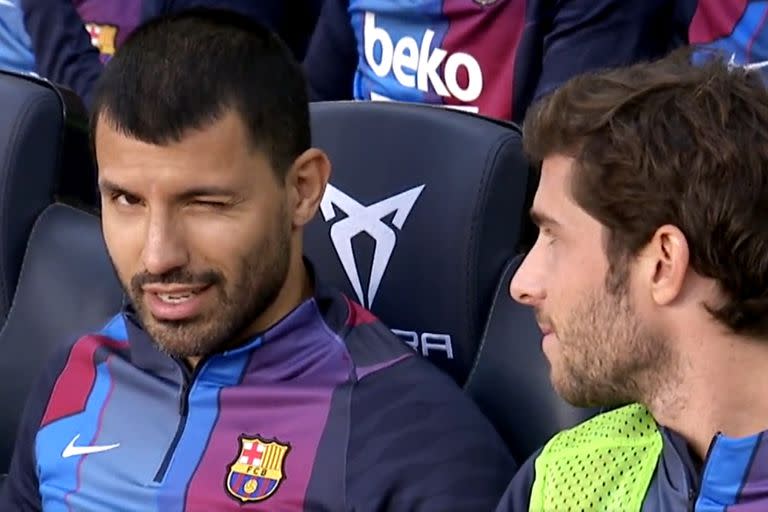 El Kun Agüero, con su compañero Sergi Roberto en el banco de suplentes de Barcelona; montó un show en cinco minutos que no pasó inadvertido para la televisión española