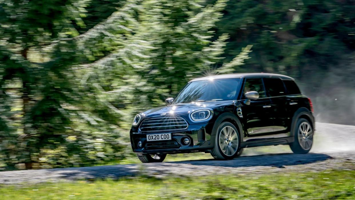 Ausritt im leichten Gelände: Der modellgepflegte Mini Countryman rollt im Sommer auf die Straßen.