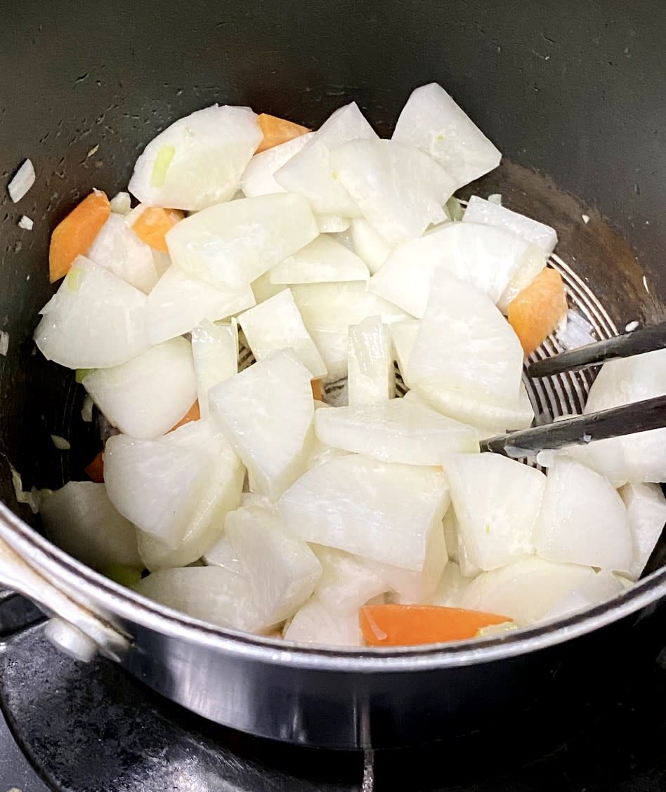 家常食譜│味噌蘿蔔煮豆皮  蘿蔔切薄片易軟腍