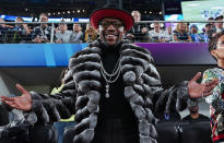 <p>Obwohl der ehemalige Profiboxer beim Super Bowl nicht der Star des Abends war, sieht zumindest sein Outfit so aus.<br>(Foto: ddp) </p>
