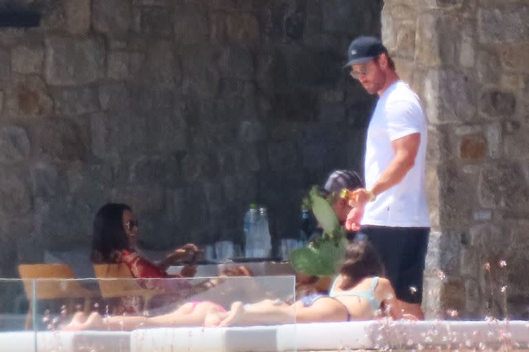 Chris Hemsworth junto a su familia disfrutaron de unas vacaciones en Grecia, en donde también se encontraron con el clan de Matt Damon