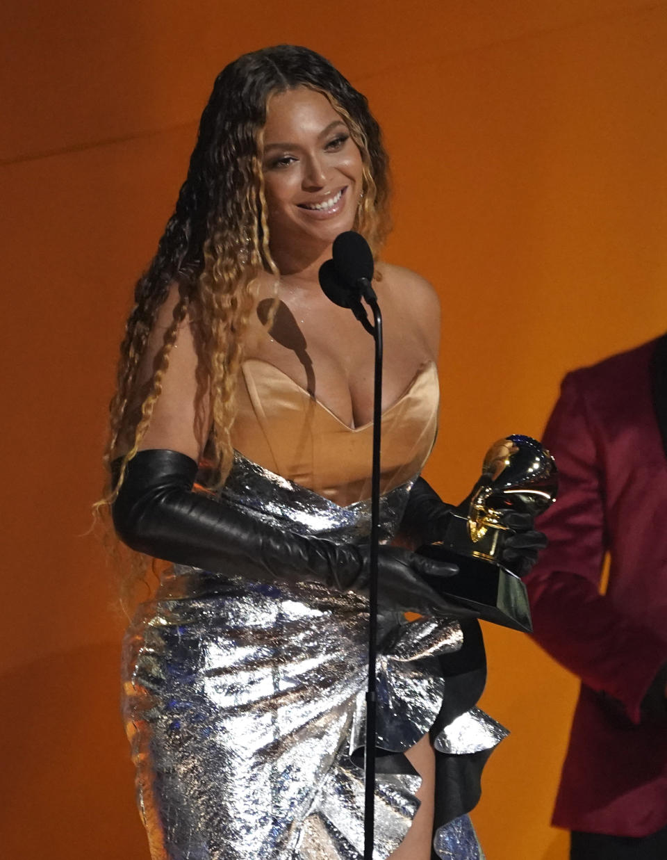 Beyonce recibe el premio a mejor álbum de música dance o electrónica por "Renaissance" en la 65a entrega anual del Grammy el domingo 5 de febrero de 2023, en Los Angeles. (Foto AP/Chris Pizzello)