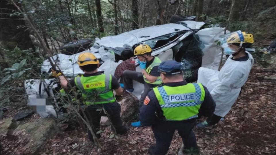 大雪山林道車輛滑落50公尺邊坡　車內4人輕傷