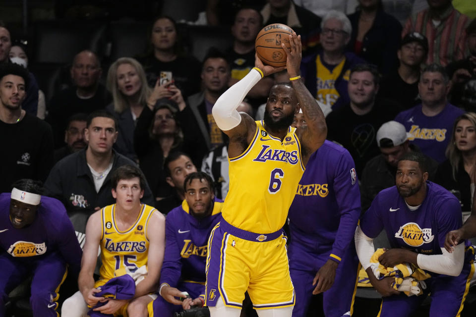 Los Angeles Lakers-aanvaller LeBron James schiet tegen de Denver Nuggets tijdens de eerste helft van Game 4 van de NBA Basketball Western Conference Finals, maandag 22 mei 2023, in Los Angeles.  (AP Foto/Mark J. Terrill)