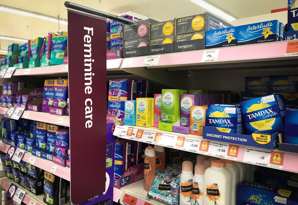 Hygieneprodukte für Menstruierende in einem Supermarkt in Schottland. (Photo by Jane Barlow/PA Images via Getty Images)