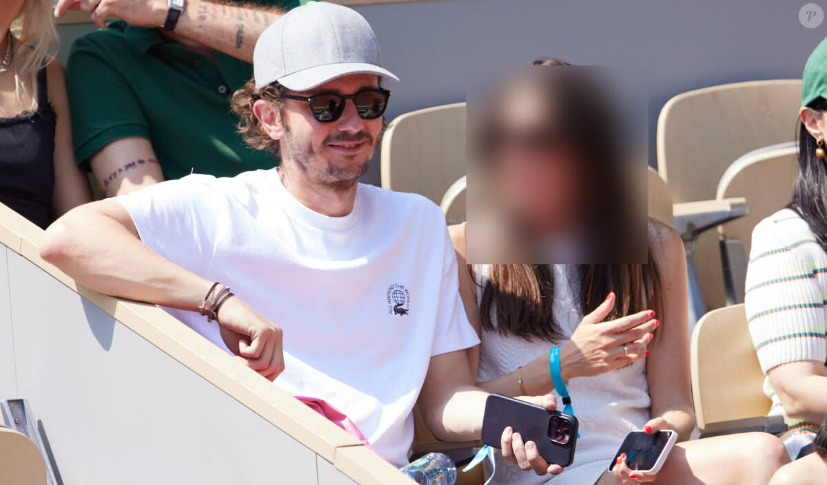 <p>La France s'apprête à découvrir qui soulèvera la coupe.</p>
<p>Guillaume Pley et sa femme Agathe en tribunes lors des Internationaux de France de tennis de Roland Garros. © Jacovides-Moreau/Bestimage</p> - © BestImage