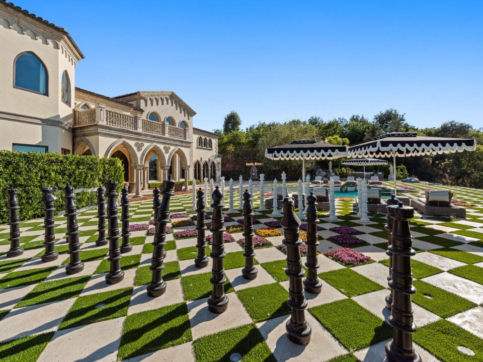 The "Alice in Wonderland" outdoor garden