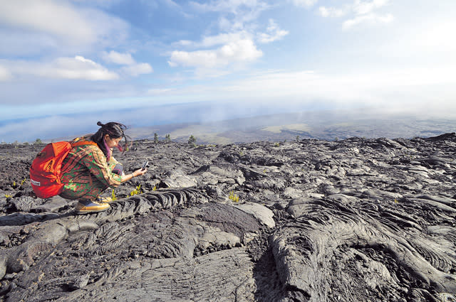 Mauna Ulu 的火山口，在1969-1974年間不斷噴出岩漿，形成這片火山黑土，教人驚覺自然界的神奇。（馮柏偉攝）