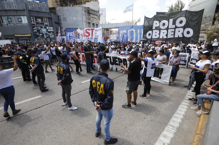 Organizaciones sociales cortan el Puente Pueyrredón