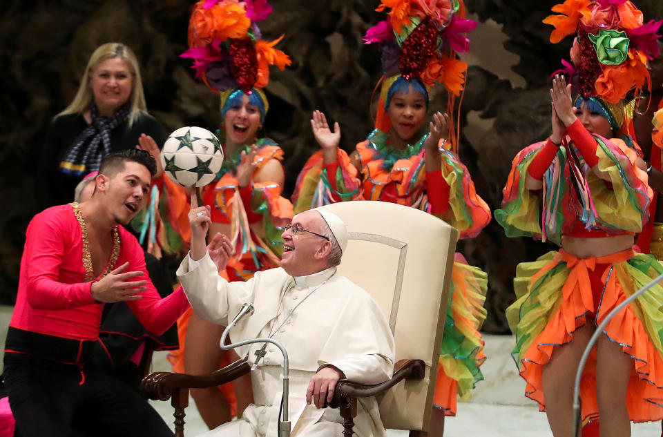 <p>Bei seiner Generalaudienz freut sich Papst Franziskus über ein Mitglied eines kubanischen Zirkus und beweist sein Können als Artist: Das Oberhaupt der katholischen Kirche dreht gekonnt einen Ball auf seinem Finger. (Bild: Reuters/Tony Gentile) </p>