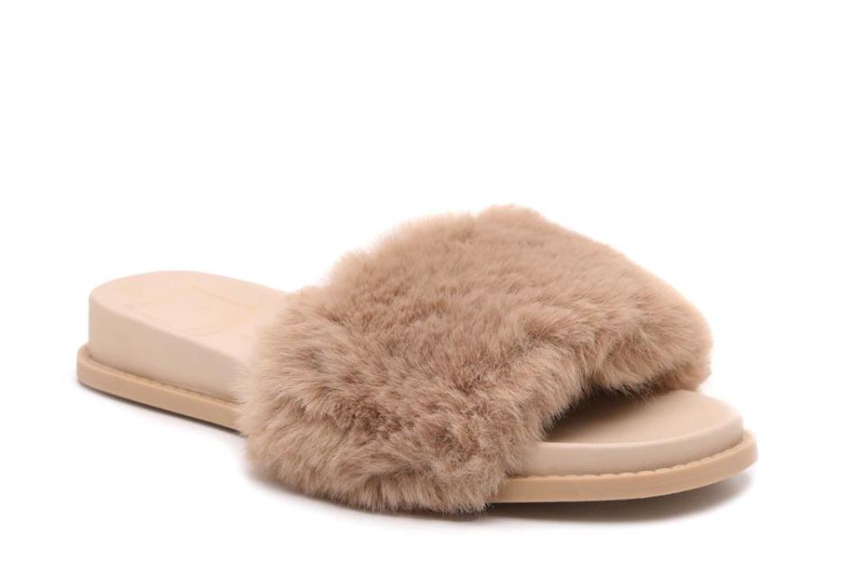 dolce vita, giles slide sandal, brown fuzzy sandals