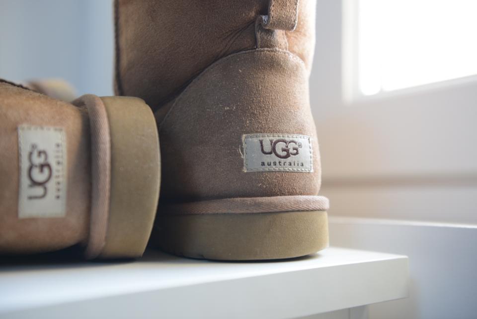 Après une décennie au placard, la UGG réapparaît aux pieds les plus stylés (Thibault Pennin/Unsplash)