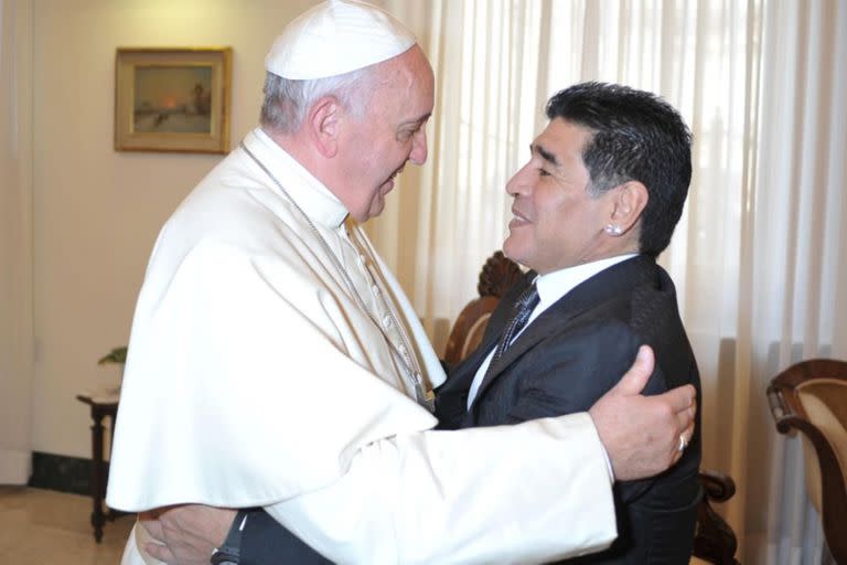 Diego Maradona y el papa Francisco, en un encuentro cargado de simbolismo en 2014.