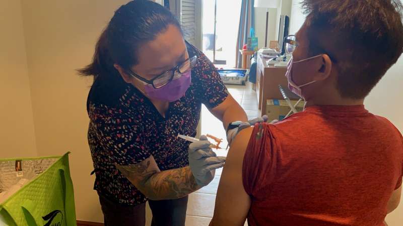 美國關島政府日前正式開放外籍旅客入境並接種疫苗，圖為台灣旅客於關島當地完成疫苗接種。（雄獅旅遊提供）