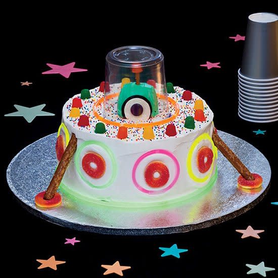 Here's a revolutionary idea: birthday cakes that look fantastic and are a cinch to make! All you need are a basic cake or a few quarts of ice cream, some candies and cookies, maybe a plastic figurine or two. The result? A cake worthy of your little princess or prince.